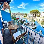 Pura Vida, Port