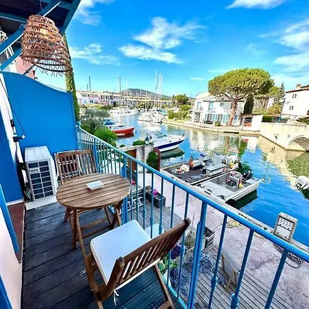 Pura Vida, Port