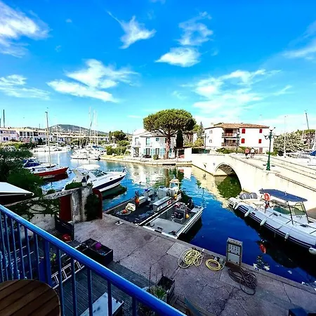 Pura Vida, Port Apartmán