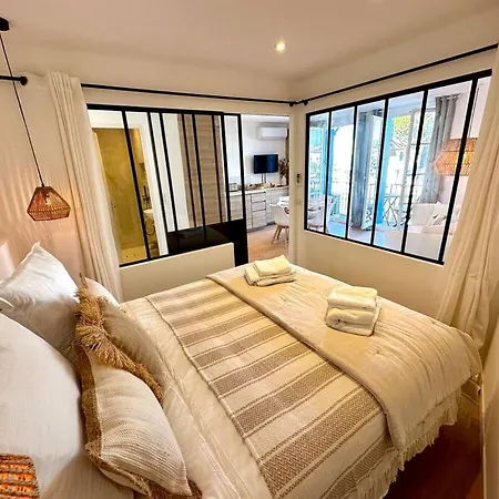 Pura Vida, Port Apartmán *